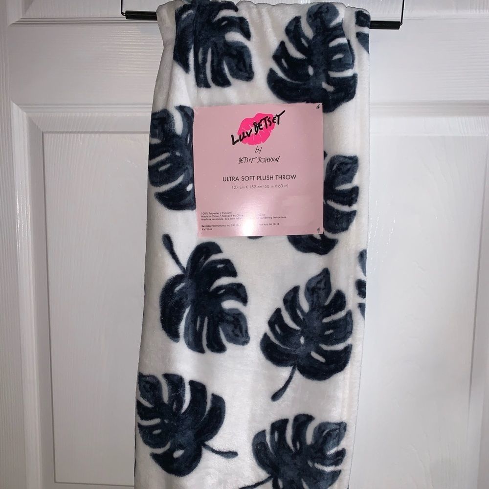 🍃🍁Brand New Betsey Johnson Leaf Throw Blanket🍃